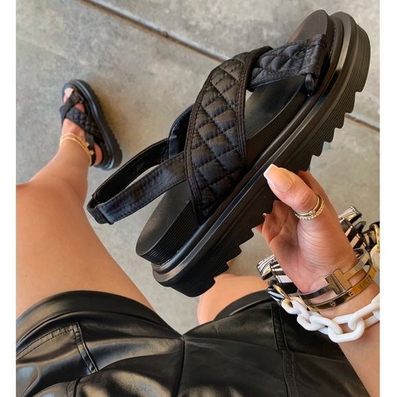 ππππππΎπππΏπ€Quilted Cross Over Strap Flat Black - Picture 5 of 11